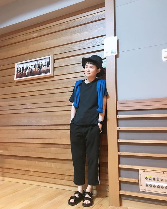 Kim Shin-Young, an entertainer, followed the role model Flying Sunmi atmosphere.Kim Shin-Young posted three photos on his SNS on September 4 with Hashtag, Thank you for the Feelings Feelings cut by Sunmi Manager Dorim.In the photo, Kim Shin-Young looks ahead with a chic look, his hands in his pockets and leaning against the wall.Kim Shin-Young said in a post Hashtag that he was following singer Sunmi.On September 4, Sunmi appeared as a guest on MBC FM4U Radio Kim Shin-Youngs Noon Hope Song.Sunmi has recently released a song called Flying to show active activity; Kim Shin-Young introduced Sunmi on Radio as my role model.Choi Yu-jin