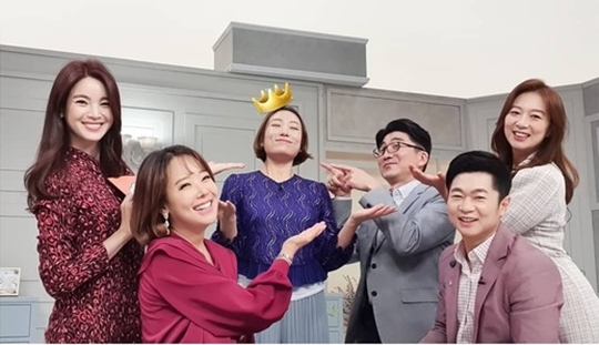 Actor So Yoo-jin delivers birthday message to Jung Kyong MiSo Yoo-jin wrote on his Instagram account on September 3, Today is my little sisters birthday, Im so happy, Im happy to record today.JTBC Wish Upon a Star , which is always full of laughter, full of honey information, and full of love.Sooo-jin in the public photo is posing with JTBC Wish Upon a Star cast and showing off a warm atmosphere.Especially, Jung Kyoung Mis happy smile on his birthday stands out.Park So-hee