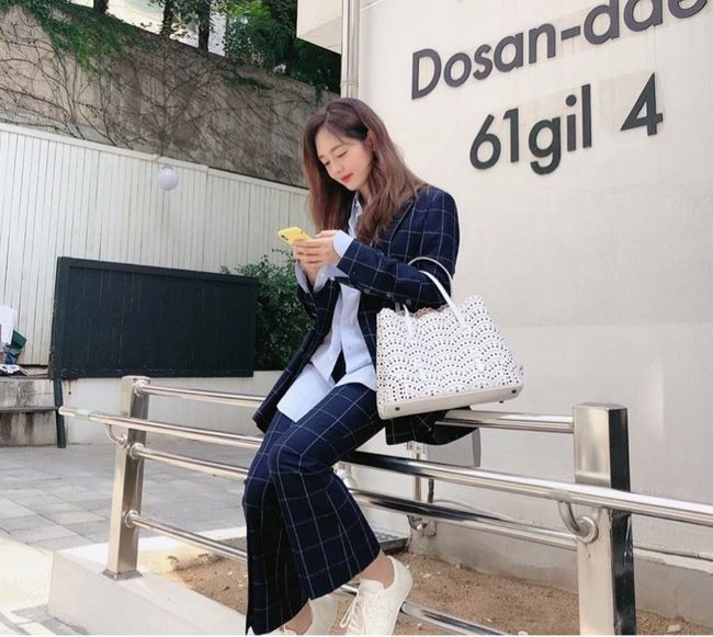 Group Fin.K.L member and Actor Sung Yu-ri boasted a brilliant Beautiful looks.Sung-yuri posted a picture on his instagram on the 4th with an article entitled Red. Lee.In the open photo, Sung-yuri sits on the difficult side and looks down at her mobile phone. Naturally, Sung-yuri, a wave-like hairstyle, captures her eyes with pure Beautiful looks.In addition, Sung-yuri wears a check suit and a loose-fitting shirt, and boasts an extraordinary fashion sense. In particular, Sung-yuri is perfectly digesting the Tomboy look and boasts an unexpected Reversal story story charm.Sung-yuri is currently appearing in the JTBC entertainment program Camping Club with Fin.K.L members.Sung Yu-ri Instagram