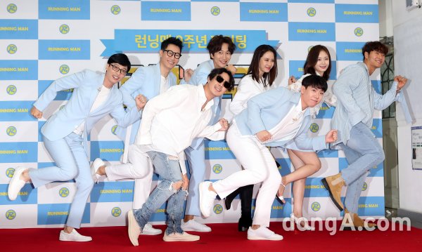 After breaking the start on July 11, 2010, Running Man, which was held in the big and small Danger this year, was held at the Nine-year anniversary.PD Jung Chul-min, who started as the youngest supporting director and leads the program as the main director, looked back at the nine-year time accumulated by Running Man and the Nine-year anniversary commemorative fan meeting held last month.Jung PD has been open about the reason why he held a fan meeting in Nine-year anniversary, not the 10th anniversary.Theres no program in SBS entertainment history thats been in full swing for ten years, and I dont know when and how it will be, so I thought about it when I think about it.I cant promise you what will happen to people.This fan meeting was a special memory for both members of Running Man including two people.The members said they were horrified by the illusion, they did well and they had a lot of luck, said Jeong.I thought I was good at doing it, too. Especially Yoo Jae-Suk, who was behind the stage ahead of the final stage, said, I think it will be empty when this is over.I didnt know how to do it. I was worried, but I thank the members for their hard work. I think I did well.When I was preparing for fan meeting this time, when I was too hard, Yoo Jae-Suk said, Its hard, but I think there will be an ending that you thought, so I can get better.I promised my brother that there would be something left and rewarding, so I told him not to go to the end.Jung PD expressed deep confidence that even when Running Man was hit by the worst Danger, he was able to break Danger with the help of Yoo Jae-Suk.When Gary decided to go out, the ratings were down sharply and the direction of the program was confusing. As one member left, Danger came to the other members.Boon Danger would be in a position to break up like this. He was worried about how to break up Danger, but Yoo Jae-Suk was a stranger.He trusted me, he confessed.When I recruited Jeon So-min and Yang Se-chan, the members, including Yoo Jae-Suk, actively helped me and I was also determined to die.We all worked together to cross Danger, and now we dont have Gary, but we think hes a program thats loved by us.As for future direction, Ive been trying a lot to solve the negative chording man image, and Ive tried a lot of different things, but now I dont have a few other variety ideas.Nevertheless, I try to dissolve the Running Man and Running Man as much as possible with the items I can do.Sometimes it creates a terrible hybrid, but if you try it, you might get something.If I leave my hand, I think other juniors will be able to do it with another color on Running Man The fan meeting Running District Project, which members of Running Man have joined together, will be available for three weeks starting from the broadcast on the 8th.Sundays at 5 p.m. on SBS.