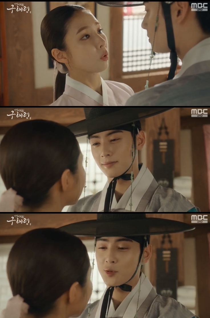 New officer Rookie Historian Goo Hae-ryung Cha Eun-woo showed affection for Shin Se-kyung.In the 29th episode of MBCs New Entrepreneur Rookie Historian Goo Hae-ryung broadcast on the 4th, Lee Rim (Cha Eun-woo) was shown visiting the house of Rookie Historian Goo Hae-ryung (Shin Se-kyung).On this day, Lee Lim went home to know that Rookie Historian Goo Hae-ryung was a day off.Rookie Historian Goo Hae-ryung was surprised to see Lee Rim looking at himself on the wall, and Lee Rim said, It is a day off.Is there anyone in there?Rookie Historian Goo Hae-ryung joked, saying: Its a womans room, where youre going to come in in broad daylight.Lee said, Do you mean to come back at night? Rookie Historian Goo Hae-ryung hurriedly removed the room and invited Lee.Irim approached Rookie Historian Goo Hae-ryung, saying, What is the right time to do?Rookie Historian Goo Hae-ryung said: You have a pretty bad attitude today.I hope you meet Moy Yat. Like this. Not in the palace. No remorse, no uniform. No military officer, no army.Just like this, she said, adding that she was in love with Confessions.=