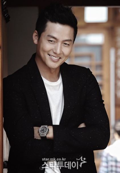 Actor Lee Jung-jin joined Kim Eun-sooks new work The King: Monarch of Eternity (playwright Kim Eun-sook and director Baek Sang-hoon).One media reported on the 4th that Lee Jung-jin confirmed his appearance as a role of Lee Lim and divided the seed of fateful revenge of the main character Lee Min-ho into a person who conceived.The King: Eternal Monarch is a work released by the dramas box-office famous artist, Hua Andam Pictures (CEO Yoon Ha-rim), following Heirs (2013), Goblin (2016), Mr. Seanshine (2018), Enter Search Words WWW (2019).After signing the first airing rights sales contract with SBS, it will be exposed to various platforms such as OTT in accordance with the content distribution strategy of Hwa & Dam Pictures and Studio Dragon after showing its first line on TV channel.Kim Eun-sook and Paik Sang-hoon PD, the descendants of the sun, directed the production, and Actor Lee Min-ho and Kim Go-eun confirmed the appearance.In the background of parallel world, Lee Min-ho, the Emperor of the Korean Empire, who is trying to close the door () against the whisper of the devil, and Kim Go-eun, a Korean detective who is trying to protect someones life and love, will draw cooperation and romance.