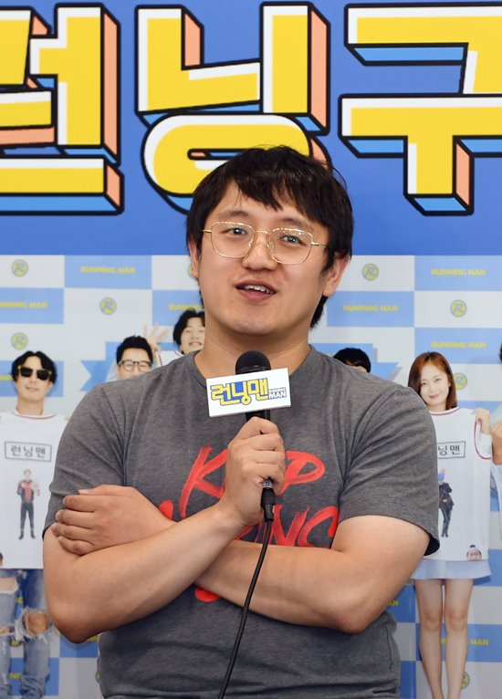 Running Man welcomes Nine-year anniversaryJung Chul-min PD of Running Man expressed his gratitude by mentioning Yoo Jae-Suk who has been together for 9 years.Running Man, which started broadcasting in 2010, was a Nine-year anniversary this year.To commemorate this, we recently held a fan meeting for the first time in Korea with the T-Shirt Project.Jung Chul-min PD said, After the T-Shirt project, I continued to talk to the members.Park Jae-Seok said that his brother said, I think itll be empty when T-Shirt is over, but its going to be empty. I did not know we would do this, and I did not know it was cold.I still have a lot of luck, he said.I think I was expecting this result and I was referring to it. Its hard, but after Im done, I thought we might have something to talk about later.I feel a lot of pressure, it was very good, he said.I am so grateful to you, Jung PD said of Yoo Jae-Suk. When I was preparing for the test as an aspiring PD, Park Jae-seok was already a star.When I took on the main PD of Running Man in the young year, Park Jae-seok always led me to the point where I could not do it from my brothers point of view, and I told him what I could not see. Park Jae-Seok has given me sincere advice and worries, but I will give you support if I push my opinion.Park Jae-seok had a five-hour phone conversation with his brother. I always talk about broadcasting. Im told by Park Jae-seok that hes a fool who knows only broadcasting.The coast where a lot of PD seniors watch the program is excellent.There is a philosophy of entertainment as a top MC, and it is an indispensable Alachua County for me both privately and publicly.I was more sure as I was together with Mickey. I have incarnation. Before I came here today, Park Jae-seok spoke to my brother, and I tell you a lot of stories like this.I, too, talk about the new program and Park Jae-Seok starts with my brother.It is so good that there is Alachua County where you can talk about broadcasting as a broadcasting company.Park Jae-Seok is a brother with a lot of affection and concern for Running Man, which is part of Park Jae-Seoks brother as well as all members.I cheer you to be always strong if Im panicking. This fan meeting is also too hard, so I said, I did it.Im sorry, said Park Jae-seok, whose brother better with the ending you thought, Mask. Its hard, but its worthwhile and its worthwhile.I am doing well, so lets go to the end. Meanwhile, Running Man Nine-year anniversary project will be broadcast for three weeks starting at 5 pm on the 8th.Photo = SBS
