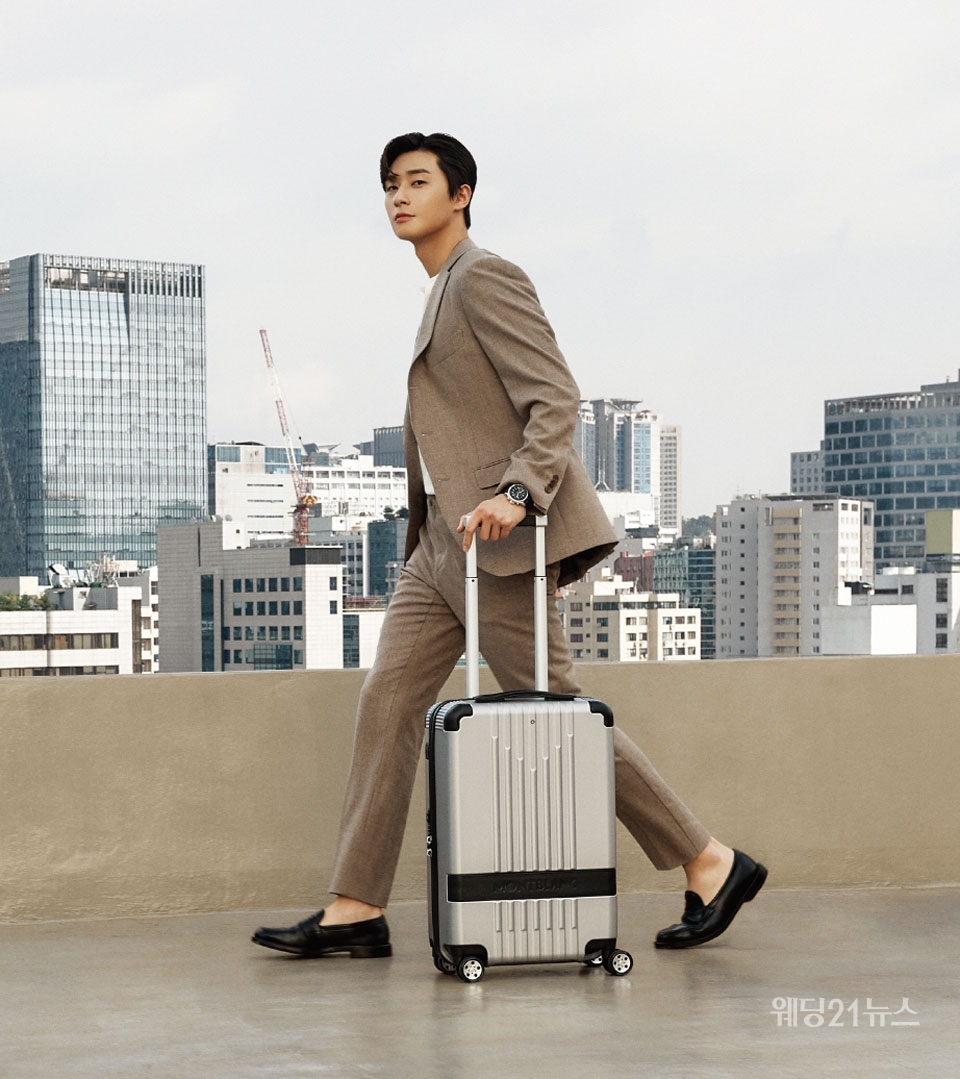 Luxury business lifestyle brand Montblanc has unveiled a picture with its brand Model Park Seo-joon.In this photo, which was under the concept of City Traveler, Park Seo-joon wore a variety of Montblanc products such as trolley and backpack, and completely refined the city and sophisticated style.Park Seo-joon in the public picture showed a variety of autumn looks such as trench coats, jackets, knits, etc., and showed Montblancs #MY4810 Nightflight Trolley, Extreme 2.0 Backpack and Nightflight Backpack, showing practical and trendy fashion that can be used for travel. # MY4810 Nightflight Trolley is a collection created for Travelers in City who leave Travel for business trips or relaxation. It is a product that boasts ultra-light and durability using high-performance silver polycarbonate material. It is also advantageous to divide space more and to store luggage efficiently without separate pouches. You can choose six sizes depending on the capacity of the medium large size. The Extreme 2.0 backpack is a luxurious and practical use of carbon fiber print leather.It is a good product to produce fashionable daily bag because it can be used in everyday life as well as office look with sophisticated design. This picture is a product that can be used in various trolleys and leather products of Montblanc for Smart City Travel with Model Park Seo-joon. Montblanc products have excellent utilization as well as style, so they can be used in various ways in everyday life as well as Travel. City and sophisticated style Montblancs Park Seo-joon picture can be seen in the special edition of Style Chosun in September.Montblancs trolley, backpack to showcase Smart Travelzoo lifestyle