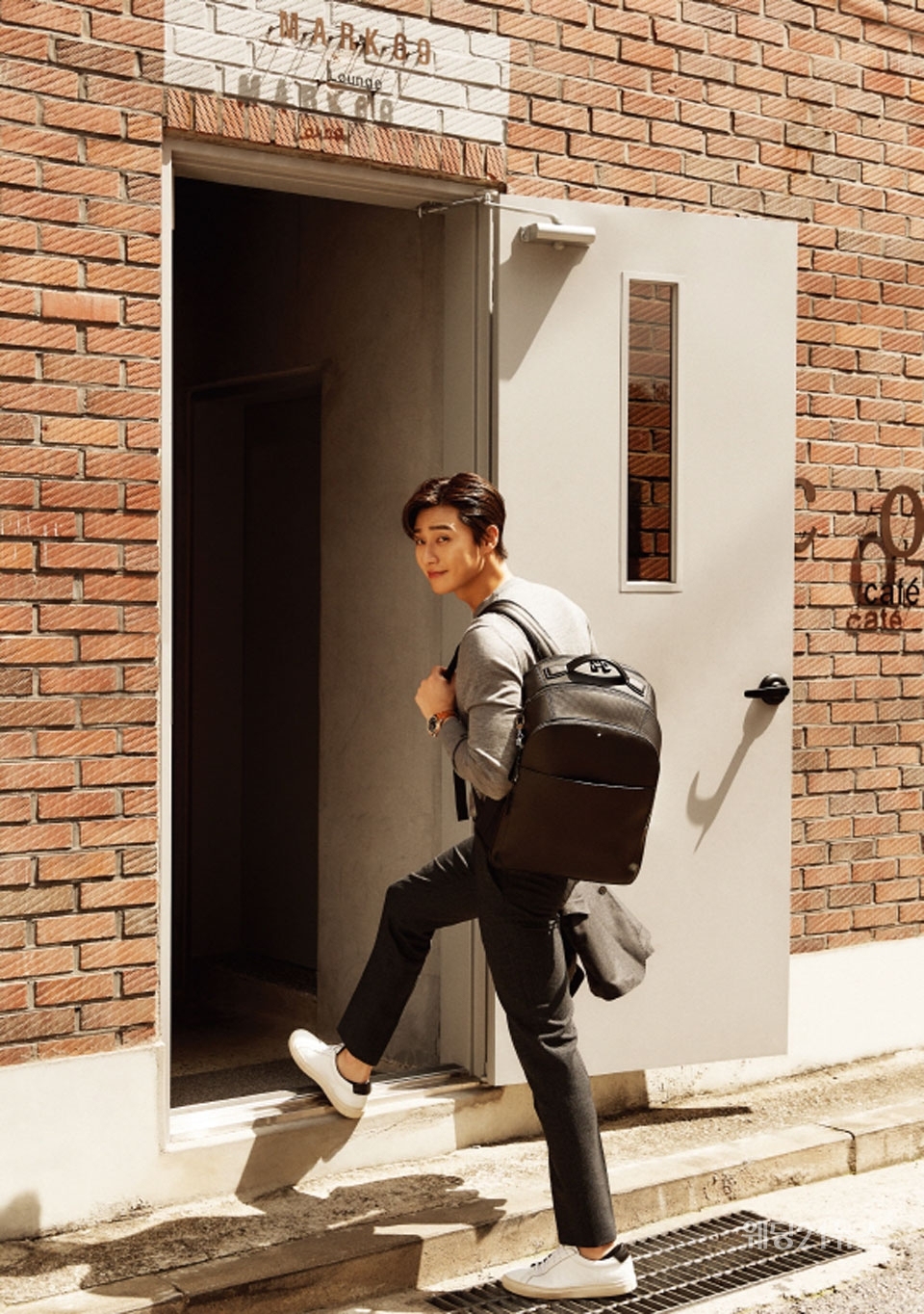 Luxury business lifestyle brand Montblanc has unveiled a picture with its brand Model Park Seo-joon.In this photo, which was under the concept of City Traveler, Park Seo-joon wore a variety of Montblanc products such as trolley and backpack, and completely refined the city and sophisticated style.Park Seo-joon in the public picture showed a variety of autumn looks such as trench coats, jackets, knits, etc., and showed Montblancs #MY4810 Nightflight Trolley, Extreme 2.0 Backpack and Nightflight Backpack, showing practical and trendy fashion that can be used for travel. # MY4810 Nightflight Trolley is a collection created for Travelers in City who leave Travel for business trips or relaxation. It is a product that boasts ultra-light and durability using high-performance silver polycarbonate material. It is also advantageous to divide space more and to store luggage efficiently without separate pouches. You can choose six sizes depending on the capacity of the medium large size. The Extreme 2.0 backpack is a luxurious and practical use of carbon fiber print leather.It is a good product to produce fashionable daily bag because it can be used in everyday life as well as office look with sophisticated design. This picture is a product that can be used in various trolleys and leather products of Montblanc for Smart City Travel with Model Park Seo-joon. Montblanc products have excellent utilization as well as style, so they can be used in various ways in everyday life as well as Travel. City and sophisticated style Montblancs Park Seo-joon picture can be seen in the special edition of Style Chosun in September.Montblancs trolley, backpack to showcase Smart Travelzoo lifestyle