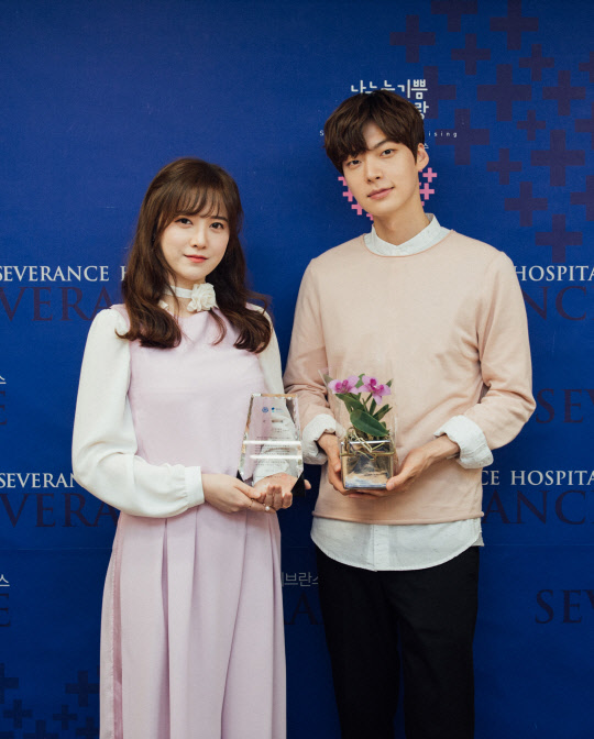 The truth workshop of The Eye Couple continues for two weeks. Ku Hye-sun suddenly announced his retirement on September 1, and posted Disclosure post again in two days.He claimed the affair of Ahn Jae-hyun and implicated a third party in the fight.The actor Song Joong-ki and Song Hye-kyo who played the entertainer last summer before the ongoing Disclosure process are compared and talked.After Ku Hye-suns first Disclosure on August 18, Ahn Jae-hyun made an official position and went to the workshop with Ku Hye-sun.The two then stopped the Disclosure game and seemed to concentrate on their work, but they started the second game on September 4.After announcing the feud, their moves were quite different from the dance process of Song Joong-ki and Song Hye-kyo, which was concluded in July.If there is a difference when comparing the divorce of Ahn Jae-hyun - Ku Hye-sun with the divorce of Song Hye-kyo - Song Joong-ki, it can be said that only one person agreed to divorce.In the case of Song Joong-ki and Song Hye-kyo, Song Joong-ki unilaterally applied for a divorce adjustment, but Song Hye-kyo agreed with Song Joong-ki and said that he was taking a divorce procedure.And the divorce adjustment was quickly established on the back of the agreement between the two sides.However, Ku Hye-sun said in a SNS position that Ahn Jae-hyun wants a divorce, but he does not want a divorce.In Korea, since the consent of both sides is necessary when doing a divorce, Ahn Jae-hyun can not divorce Ku Hye-sun without the consent of Ku Hye-sun.However, if you can prove that the other party is a responsible spouse who is responsible for the marriage breakdown, you can claim a divorce through a lawsuit.Another difference is that the dispute over property was revealed nakedly: Ahn Jae-hyun gave Ku Hye-sun the alimony he demanded.He paid for the expenses the two donated after their marriage, the cost of Ku Hye-suns housework, and the cost of interiors.However, according to the conversations released through SNS and the media, the two are arguing further over the custody of Ahn Jae-hyuns house and companion animals.Conversely, Song Hye-kyo and Song Joong-ki completed the process smoothly without divorce alimony or property division.The breakdown of the two top star couples showed a different landscape from the one so far, as the parties directly informed the disagreement.Although the good news is directly informed, the negative news is often revealed through the agency or later known.In this regard, they received attention as a subjective figure different from the past.It is a new change to hear the news directly, but it is not necessary to know the private life, but it is said that the privacy of the party is overdue when the privacy is disclosure endlessly.On the 4th, Ku Hye-sun mentioned the other side of the story with the words Ahn Jae-hyun is an actress of the drama currently shooting in the SNS post claiming Ahn Jae-hyuns affair.His remarks made it possible to guess a specific person, and the uncomfortable situation that actor Oh Yeon-seo Kim Seul-gi, mentioned by the netizens, denied occurred.A lawyer pointed out that if the private life Disclosure continues, it can be a new cause of divorce.It was too late to turn back to the time when they were full of love and affection, and well see if theyll be reunited in court or agreed.Ku Hye-sun and Ahn Jae-hyun privacy Continuing the Disclosure War Song Hye-kyo and Song Joong-ki Contrast with a smooth agreement