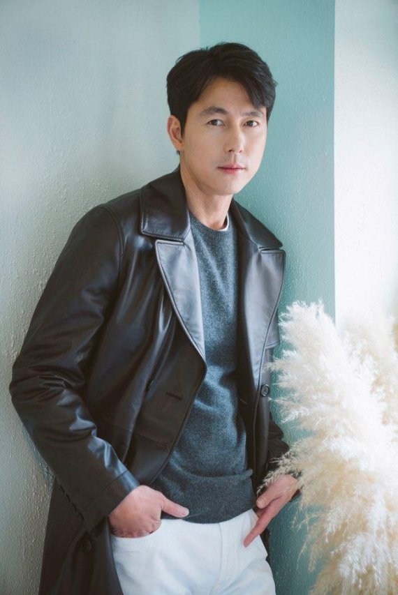 Actor Jung Woo-sung and Lee Ha-nui were selected as the opening ceremony hosts of the 24th Busan International Film Festival.The two will be hosting the opening ceremony of the festival at the outdoor theater of the movie hall at 7 pm on October 3.Actor Jung Woo-sung, who was 25 years old this year, started acting as a movie Gumiho in 1994 and became a youth star through the movie Bit (1997).In the latest film Witness (2019), he was disassembled as a lawyer, Soon Ho, and received the film and acting awards at the 39th Golden Shooting Awards, respectively.The company is ahead of the release of Animals that want to catch straws, and is filming the summit.Lee Ha-nui debuted to Miss Korea Jin in 2006, and then he built filmography by crossing various genres and characters such as drama Shark (2013), Modern Farmer (2014), Movie Sonata (2012), Taja-Gods Hand (2014), and Burader (2017).In 2017, she won the Korea Drama Awards Womens Grand Prize and the MBC Acting Grand Prize for Best Actress in the Monthly Drama category for the drama Reverse: The Thieves Who Stealed the People.This year, he was named 10 million Actor for the movie Extreme Job (2019).William Morris Endeavour (WME), the largest agency in the United States, and Artist International Group, a management company, are preparing to enter Hollywood by signing agents and management contracts respectively.