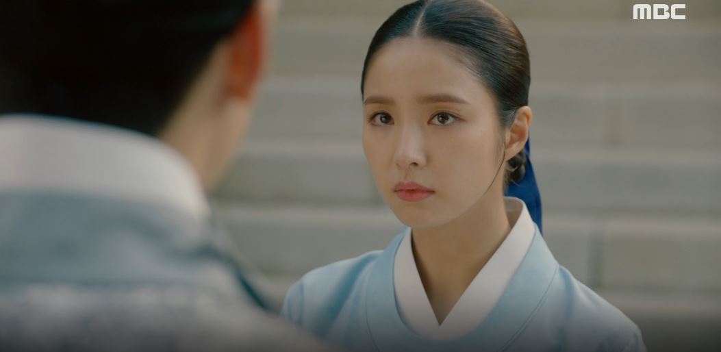 Cha Eun-woo and Shin Se-kyung were in conflict with the news of the installation of the Garye government.Rookie Historian Goo Hae-ryungShin Se-kyung) who wants Lee Lim (Cha Eun-woo) to follow the marriage name in 31~32 episodes of MBCs tree mini series Rookie Historian Goo Hae-ryungplayplayed by Kim Ho-soo/directed by Kang Il-soo, Han Hyun-hee) broadcast on the 5th (Thursday) () He was shown feeling upset by his position.Earlier, Irim visited the preparation (Kim Yeo-jin) and asked him to stop the wedding, but it did not happen as he wanted.Irim, disappointed, said to Rookie Historian Goo Hae-ryung, who is consistent with his indifferent appearance, Is this a situation for you?Rookie Historian Goo Hae-ryung says, Im not here, Im going to get angry with Mama. Irim says, Do it.I want you to show me how you feel.Rookie Historian Goo Hae-ryung reveals he doesnt want to be the wife of someone and be trapped in a palace.It was a different idea from Irim, who had dreamed of a future with Rookie Historian Goo Hae-ryung. I dont care if I dont want it.If you dont, Ill lose you. Im telling you, you dont want me to marry another woman.But Rookie Historian Goo Hae-ryung calmly replied, Its a fish name, follow me. Eventually, Irim, who returned to the meltstone, was wept alone.Viewers responded through various SNS and portal sites such as I am completely salty today, Let the sea forest be made, Let the sea forest walk only the flower path, On the other hand, New Entrance Officer Rookie Historian Goo Hae-ryung is a fiction historical drama depicting the first problematic first lady () Rookie Historian Goo Hae-ryung of Joseon and the full romance of Prince Lee Rims Phil.It is broadcast every Wednesday and Thursday at 8:55 pm.iMBC  MBC Screen Capture