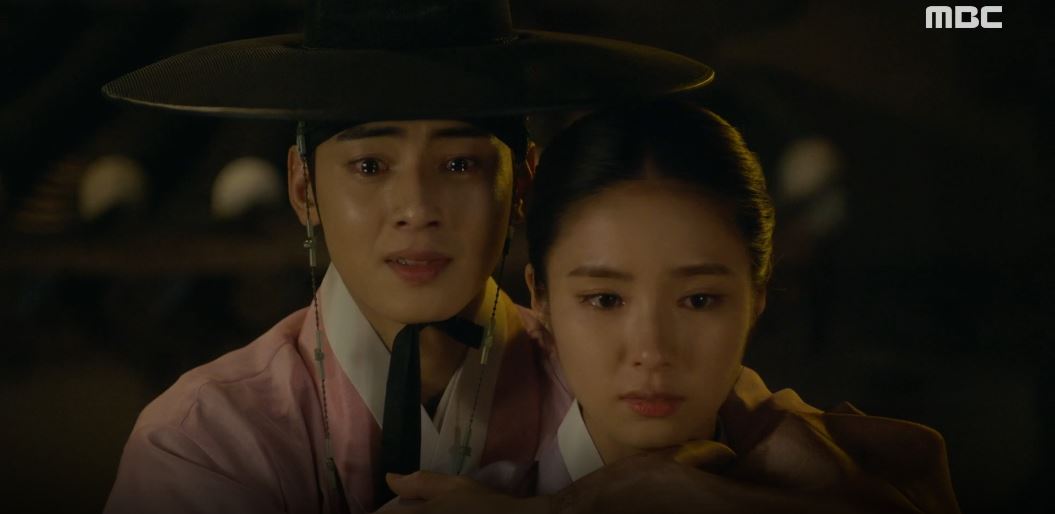 Cha Eun-woo hung on to Shin Se-kyung with everything on the line.Lee Rim, who is begging Rookie Historian Goo Hae-ryung (playplayed by Kim Ho-soo/directed by Kang Il-soo, Han Hyun-hee) in the MBC tree mini series, which aired on the 5th (Thursday), is in the 31st to 32nd episode of The New Entrepreneur Rookie Historian Goo Hae-ryungplayed by Kang Hyun-hee) He was pictured pushing away.Earlier, Lee was troubled by the fact that Rookie Historian Goo Hae-ryung is dreaming of a future different from himself.Irim, who kept thinking of Gu Hye-ryong, went to her house.Rookie Historian Goo Hae-ryung turned to say, Go back, and Irim hugged her and said, I will throw it away.If you dont want to be the wife of Sejo of Joseon, Ill do it. I can throw it away.But Rookie Historian Goo Hae-ryung faces such a dream and says, Reality is not novel.I will live with exhaustion, hate each other, and regret over time. When Irim says, I swear I wont, Rookie Historian Goo Hae-ryung says, You dont believe me.Please meet a broad-minded person and look at the same place and be loved. Lee said, You know you are all I have.Rookie Historian Goo Hae-ryung tried to swallow tears and refused to say, Im sorry, Im not.Viewers have been able to see through various SNS and portal sites such as Irimi who wants to be with Na Hae-ryung even if he abandons Sejo of Joseon, Let the Harim people be married, Na Hae-ryung is more realistic because it is more realistic,  I can make my imagination become a reality,  Na Hae-ryung also understands all of them, and my heart is sicker and salty. On the other hand, New Entrance Officer Rookie Historian Goo Hae-ryung is a fiction historical drama depicting the first problematic first lady () Rookie Historian Goo Hae-ryung of Joseon and the full romance of Prince Lee Rims Phil.It is broadcast every Wednesday and Thursday at 8:55 pm.iMBC  MBC Screen Capture