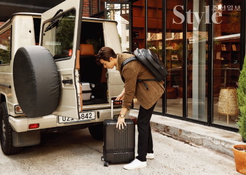 Actor Park Seo-joon took a picture on the theme of <Style The Chosun Ilbo> and Travel.Park Seo-joon said, I transformed into a CityTravel who visited, walked, ate and enjoyed a strange city. I shot it in autumn clothes in a summer of over 30 degrees, but I did my best for good results.