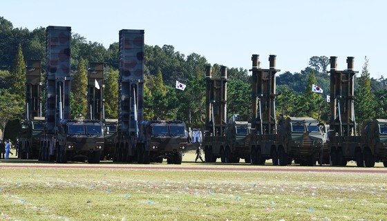 2017년 9월 28일 건국 69주년 국군의 날 행사가 경기도 평택 해군 제2함대사령부에서 열렸다. 현무-2 탄도미사일(왼쪽), 현무-3 순항미사일이 이날 공개됐다. [청와대사진기자단]