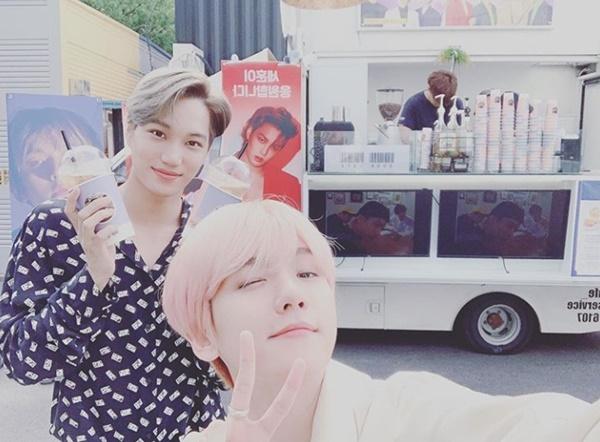 Group EXO Baekhyun has demonstrated a warm friendship by certifying Coffee or Tea sent by the same group member Sehun.Baekhyun posted a picture on his instagram on the 4th with an article entitled Thank you, our youngest Sehun # Rinam # KaiBaekhyun # SuperM.The photo released shows Kai and Baekhyun smiling brightly at the camera; behind them is Coffee or Tea, which says, Sehun cheers.Meanwhile, EXO Kai and Baekhyun are members of SuperM and are set to release their first album in October.SuperM is a combined team of seven members, including Kai and Baekhyun, Shiny Taemin, NCT 127 Taeyong, Mark, WayV Lucas, Ten.