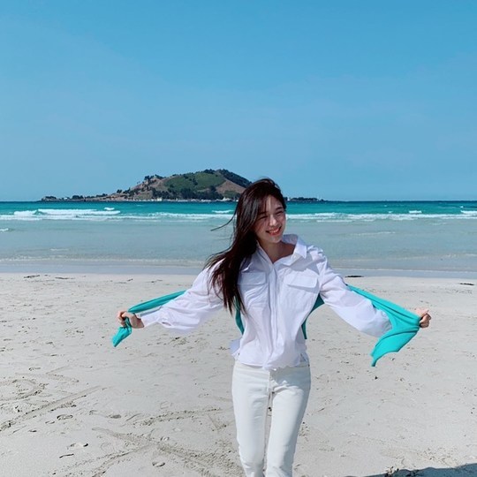Lee Elijah flaunted a refreshing vibeActor Lee Elijah posted an article and a photo on his Instagram on September 5th.The photo shows Lee Elijah, who is spending the At the Beach time; Lee Elijah, dressed in all white looks, has a clean atmosphere.Here, the sea breeze and enjoying the leisure is reminiscent of ionic beverage CF.emigration site