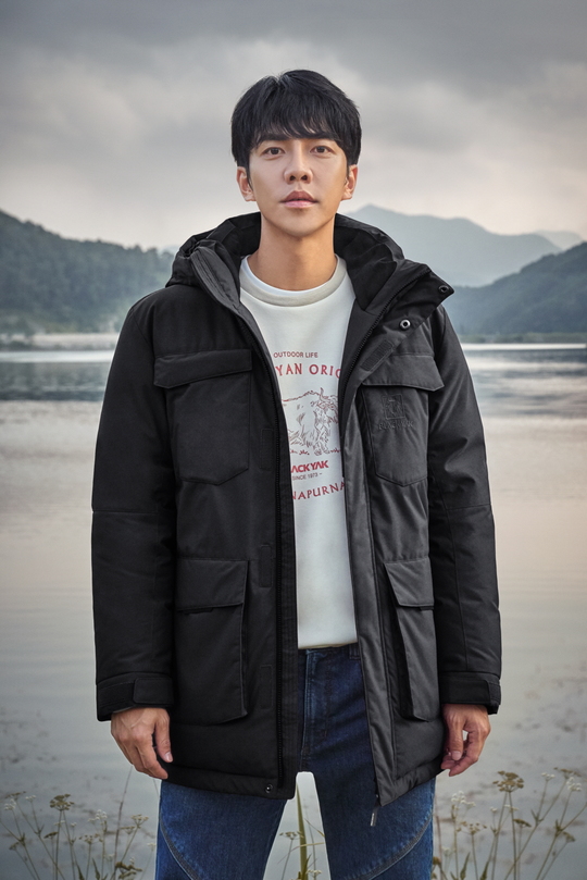 All-around entertainer Lee Seung-gi shared a natural bucket list with fans through the Outdoor Research pictorial.Global Outdoor Research brand BLACKYAK (Chairman Kang Tae-sun) recently unveiled a picture of the fall and winter 2019 season with exclusive model Lee Seung-gi.This BLACKYAK pictorial, which was conducted under the concept of Live.Different in nature, has caught up with various aspects of Lee Seung-gi, which is united with nature, beyond the busy schedule.Lee Seung-gi in the public picture has a time of recharging himself by enjoying the warm sunshine or enjoying the speculation in the healing place that I accidentally discovered in nature.Also, I walk the way I first go, and it is not grand, but I enjoy the small challenge I face right now.kim myeong-mi