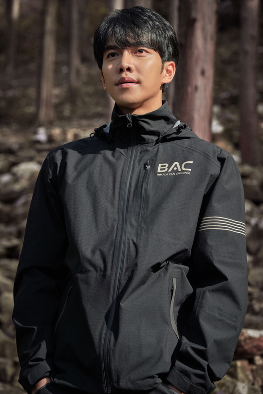 All-around entertainer Lee Seung-gi shared a natural bucket list with fans through the Outdoor Research pictorial.Global Outdoor Research brand BLACKYAK (Chairman Kang Tae-sun) recently unveiled a picture of the fall and winter 2019 season with exclusive model Lee Seung-gi.This BLACKYAK pictorial, which was conducted under the concept of Live.Different in nature, has caught up with various aspects of Lee Seung-gi, which is united with nature, beyond the busy schedule.Lee Seung-gi in the public picture has a time of recharging himself by enjoying the warm sunshine or enjoying the speculation in the healing place that I accidentally discovered in nature.Also, I walk the way I first go, and it is not grand, but I enjoy the small challenge I face right now.kim myeong-mi