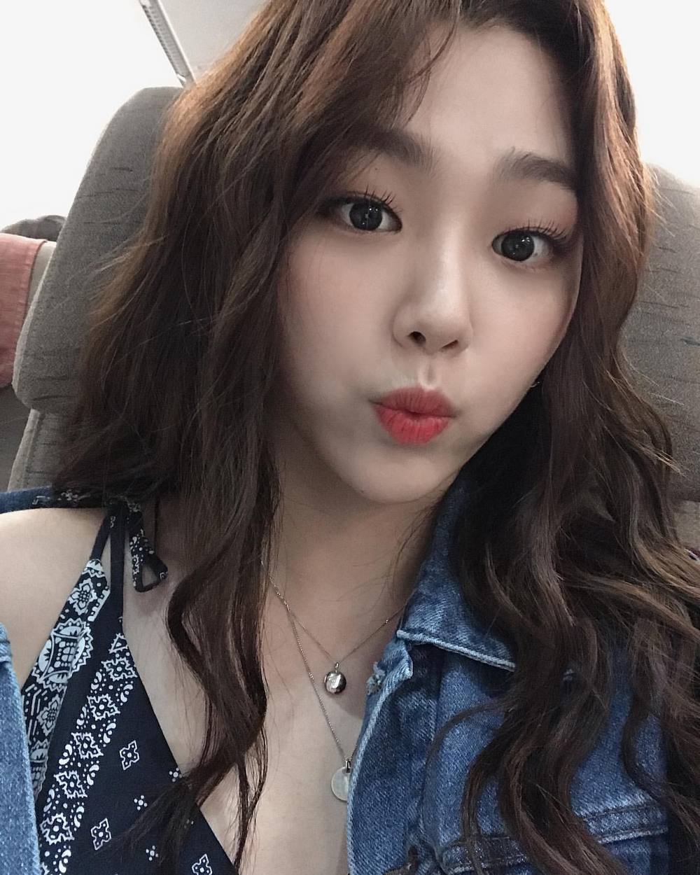 Kang Mina shares latest Hotel Deluna award VacationGroup old club member Kang Mina uploaded the phrase Bangkok and three photos to her Instagram on September 4.In the photo, Kang Mina is wearing a sleeveless and blue jacket and sticking out his tongue, followed by a charming double eyelid and showing off his beautiful looks.han jung-won