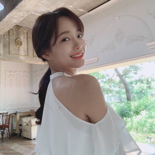 Group Gugudan member Sejeong boasted a watery beautiful look.Sejeong posted several photos on September 5 on Gugudans official Instagram.The picture shows Sejeong in a pure white costume, who smiles brightly at the camera, and Sejeongs bleak white-oak skin catches his eye.The fans who saw the photos responded such as Its so beautiful, Its like a goddess, Its more beautiful. How long will it be beautiful?delay stock