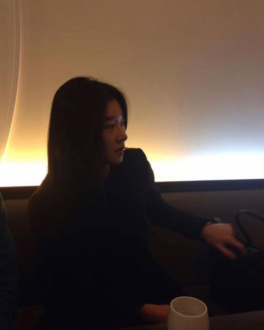 Actor Seo Ye-ji showed off his mood Goddess figureSeo Ye-ji released several photos on his Instagram on September 5.Inside the picture is a picture of Seo Ye-ji, who is having a good time with his acquaintances.Seo Ye-ji is attracted to the audience because it boasts elegant beauty and emotional atmosphere even though it is not gorgeously decorated.Park So-hee