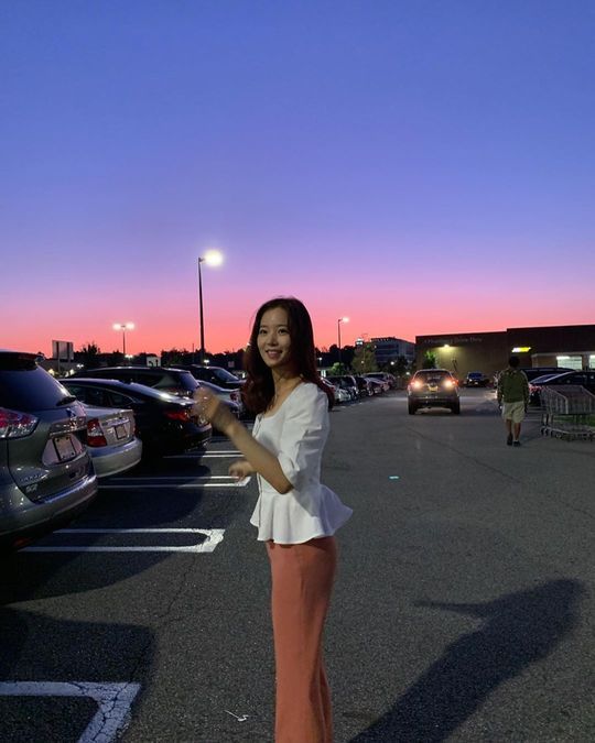 Actor Kang Han-Na boasted a rate of Model cheeking.Kang Han-Na posted a picture on his Instagram on September 5 with an article entitled Wow, look at the sky.The photo shows Kang Han-Na, who is set in a purple sky. Kang Han-Na added a pure charm by wearing a white blouse.Kang Han-Nas disappearing small face size attracts attention.Fans who encountered the photos responded such as Heaven crazy, Lara Land and It is so beautiful.delay stock