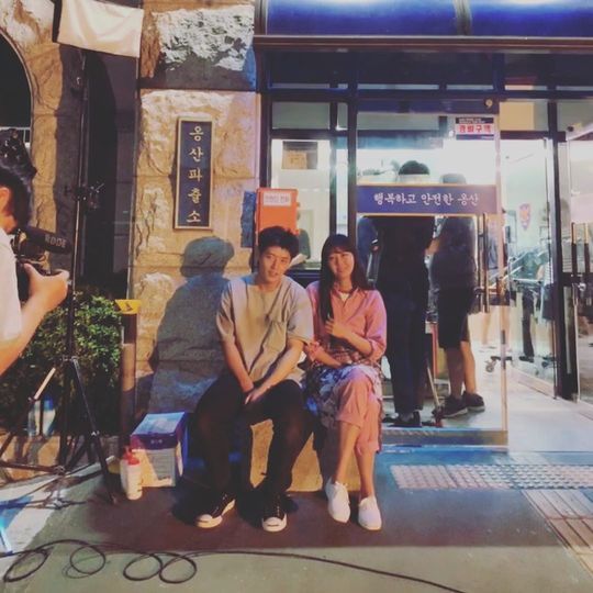 Actor Gong Hyo-jin has released the shooting scene of KBS 2TV new drama Celestine Flowers.Gong Hyo-jin posted a picture on his instagram on September 5 with an article entitled Did you take my side?The photo shows the two of them sitting side by side in front of the police box, with the two smiling brightly at the camera.The cheerful atmosphere of the two catches the eye.The fans who responded to the photos responded such as Two visuals are just light, It is so beautiful and I want to see it soon.delay stock