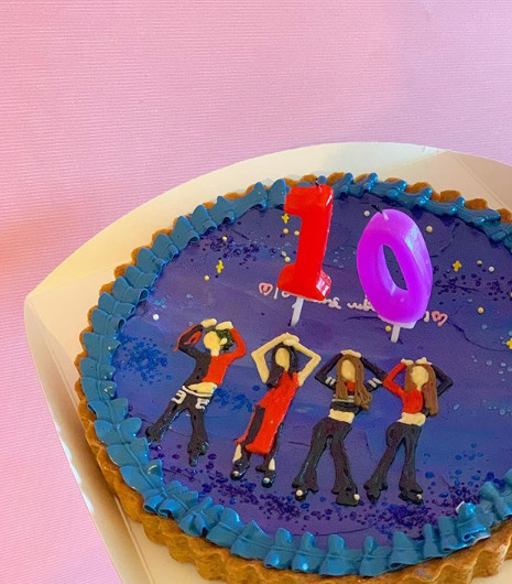 Group f(x) celebrated the debut tenth anniversary.F(x) member Amber Liu wrote on social media on the afternoon of September 5, Ten years ago today, this happy. Sui Gu many for 10 years!Congratulations to the Hamsun people, congratulations to Miyudo! Lara I posted a picture with the article Chrao!The photo shows the members of the f(x) standing side by side and smiling.Luna celebrated the tenth anniversary with fans on the 4th, posting a picture of the celebration cake with the article Congratulations on the tenth anniversary on the SNS.Queen Victoria told SNS that its been 10 years already, tenth anniversary is the end point and the starting point.F(x), which debuted on 5 September 2009 as La chata (LA chaA TA), welcomed tenth anniversary on 5 September 2019.After debut, he was loved by music fans, hitting First Wisdom, Hot Summer, Electric Shock and 4 Walls (For Walls).hwang hye-jin