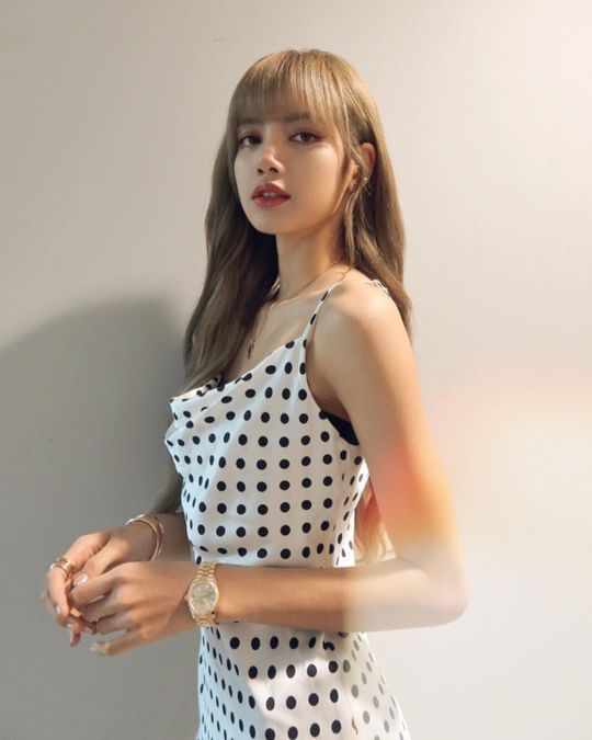 BLACKPINK Lisa showed off her extraordinary auraOn September 5, Lisa posted two photos on her instagram and told her recent situation.Lisa in the open photo is staring at the camera wearing a white one-piece decorated with a droplet pattern.With Lisas slender figure, even Doll, a reliable eye-catching look attracts attention.Lee Ha-na