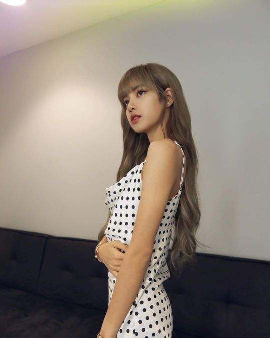 BLACKPINK Lisa showed off her extraordinary auraOn September 5, Lisa posted two photos on her instagram and told her recent situation.Lisa in the open photo is staring at the camera wearing a white one-piece decorated with a droplet pattern.With Lisas slender figure, even Doll, a reliable eye-catching look attracts attention.Lee Ha-na