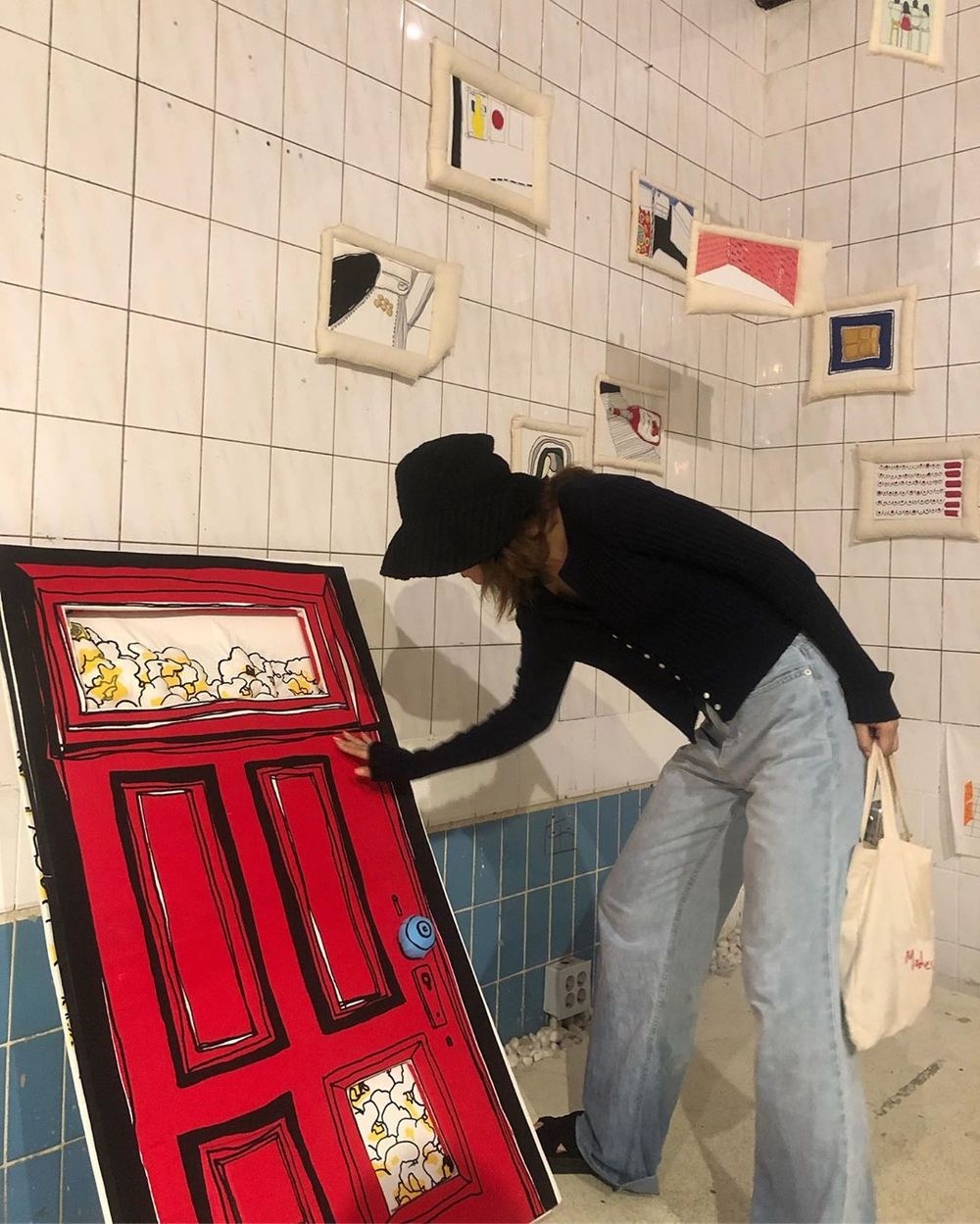 Red Velvet Seulgi has delivered a relaxed current situation.Seulgi posted several photos on his instagram on September 5 with an article called Put out.In the open photo, Seulgi is looking at the works of Exhibition with curious eyes.Seulgis face, which exudes a cute charm that is unique to his work, shoots the hearts of fans.Park So-hee