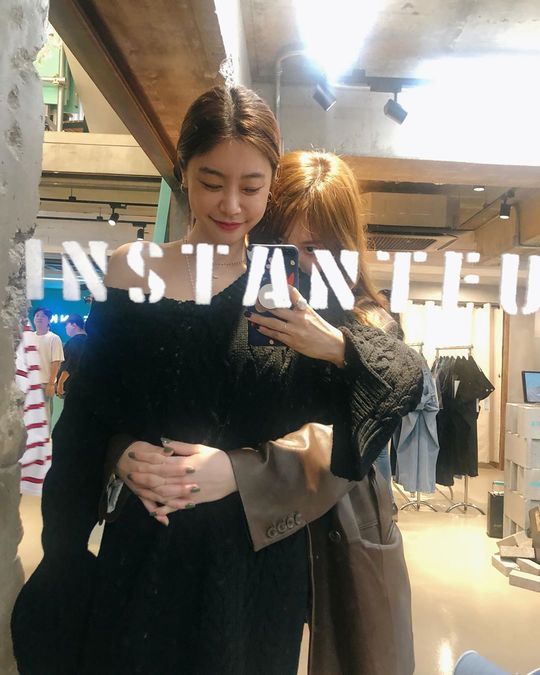 Girls Day Night Camera (Sojin) Yuras affectionate image has been revealed.Singer and Actor Night camera posted a picture on his instagram on September 5 with an article entitled My Back-Tick Gum Yura.The photo shows Yura, who is backhugging Night Camera; the sticky friendship of Girls Day members is impressive.kim myeong-mi