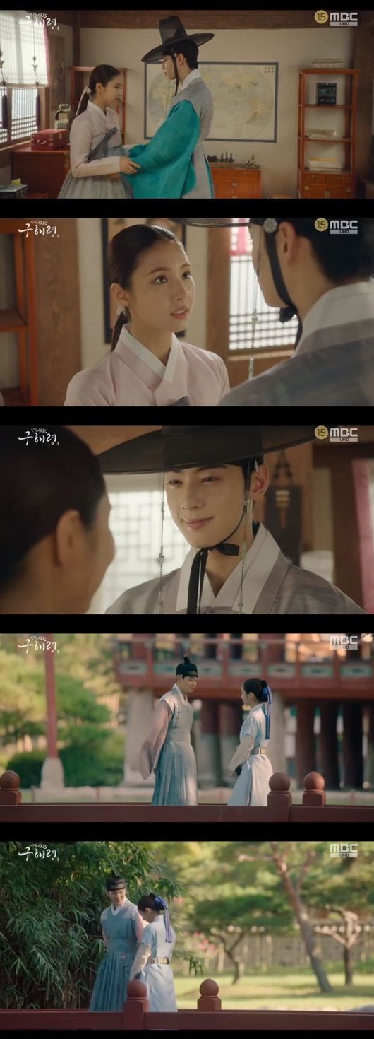 Cha Eun-woo and Shin Se-kyung were discovered on a date.In the MBC drama Na Hae-ryung, which was broadcast on the last 4 days, Lee Rim (Cha Eun-woo) and Na Hae-ryung (Shin Se-kyung) were found by Kwonji while enjoying a date.On this day, Irim went to the old house of Na Hae-ryung, who entered the old Na Hae-ryung room and said, What is the right time to do this? Or this?I expressed my affection with Na Hae-ryung with a bold touch; even afterward, the two enjoyed dating while holding hands in the palace.However, he was soon discovered by Oh Eun-im (Lee Ye-rim) and Hearan (Jang Yu-bin), and the two were excited, saying, When did you meet?Na Hae-ryung tried to turn the situation over, saying, Its not like that. But Irim, who was next to me, said, I was from the first day I met.I grabbed my hand and kissed it, he said, it is true, he told the two people, go to the precinct and tell them clearly.I told Na Hae-ryung to leave on time, not to meet his eyes, not to take him to dinner. Mama can just meet for fun, but our old territory may be kicked out of the palace, take responsibility for the naive old territory, the two said.Later, Irim told Na Hae-ryung, I always hated that my presence was secret.I do not know anyone about me around you, said Na Hae-ryung, who carefully told me why he had told the truth.I have people who can talk about the Grand Army now. So Irim approached Na Hae-ryung and kissed him.Meanwhile, Song Sa-hee (Park Ji-heon) wrote down the rebuke of Na Hae-ryung in the library of Yemungwan.It was the part where Daewon Daegun visited Kim Min-Sang and confessed that he was hiding the transferee and said to Irim, The rotten roots are inevitable.This was ordered by Min Ik-pyeong (Choi Deok-moon) on the left.This was soon told to Min Ik-pyeong, and Min Ik-pyeong went straight to Lee Tae-tae, asking, I will finish the last story. Is there anything you can hide about Dae-gun?Theres no such thing, hes a very nasty kid, Itae said.I am worried about the future of the child, said Min-pyeong. I am not suspicious that it is enough to inherit the throne.New Entrance Officer Na Hae-ryung Broadcast Screen Capture