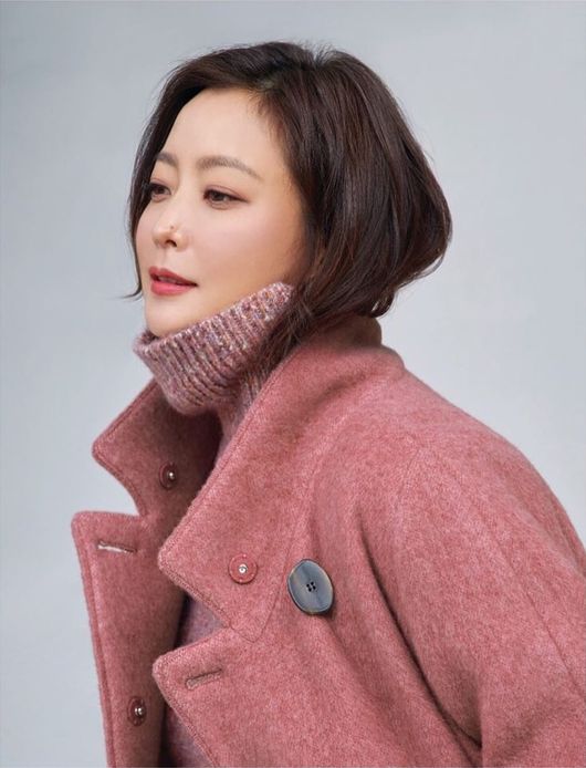 A pictorial by Actor Kim Hee-sun has been released.Kim Hee-sun posted a few photos on his Instagram on the 5th, saying, Its really pretty.Kim Hee-sun, who became a fashion brand model, showed off the summer and first introduced fashion in autumn and winter.Kim Hee-sun, who overwhelms the surroundings with unchanging beauty and elegant atmosphere, is showing off his unique sense by digesting various costumes with his own charm.Meanwhile, Kim Hee-sun is struggling with his next film after TVN Drama Nine Room last year.