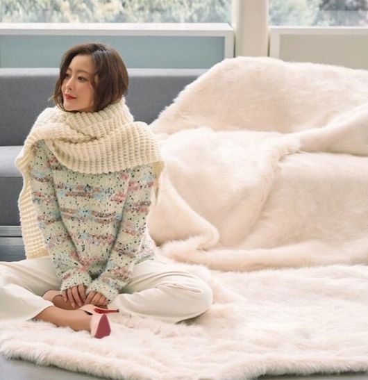 A pictorial by Actor Kim Hee-sun has been released.Kim Hee-sun posted a few photos on his Instagram on the 5th, saying, Its really pretty.Kim Hee-sun, who became a fashion brand model, showed off the summer and first introduced fashion in autumn and winter.Kim Hee-sun, who overwhelms the surroundings with unchanging beauty and elegant atmosphere, is showing off his unique sense by digesting various costumes with his own charm.Meanwhile, Kim Hee-sun is struggling with his next film after TVN Drama Nine Room last year.