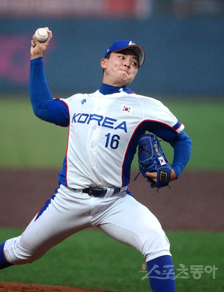 The burden of winning was not a problem. The mentality that stood on the mound with a consistent expression was also recognized.It is also important to record a no-hit pitching with only one walk (five strikeouts) allowed in five innings in Nicaragua on the 2nd, but it is more positive that it has led all of its strengths.Lee Min-ho received LGs Choices, which has the first place in the three Seoul teams (LG-Kium Heroes to Doosan Bears) this year.It was clear why LG named Lee Min-ho after Park Joo-hong (first name of Huimungo and Kiwoom), one of the best hitters in high school, and after agonizing.He had a fast ball with a maximum arrest of 152 km, excellent ability to catch counts with a change ball, and My Endurance was okay.In fact, Lee Min-ho has pitched 50.2 innings in 13 Kyonggi this season, with a strikeout (70)/balls (10) percentage of 7 and only 0.88 per innings per on-base allowance (WHIP).This means that he showed stability on the mound.LG Chairman Cha Myung-seok also watched Lee Min-hos pitch on the 2nd.Its too early to judge as a Kyonggi, but we did a good pitch, Cha said. We noted that (Lee Min-ho) throws fast balls even though the growth plate is not yet closed and the body is not completely made.We need to make him a better player. We believe he did good Choices.