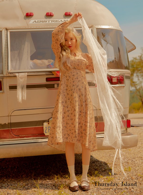 Singer Sunmi has released an automn pictorialThis picture, which is filmed with a romantic yet warm concept, captures the Sight in a different atmosphere from Sunmis intense and colorful new song Flying.In a fairy tale background, she wears a romantic mood floral one piece to create a girls sensibility, and she expresses the mysterious figure of the goddess autumn by digging a warm color knit and cardigan with deep eyes.In addition, in the cut wearing one piece with frill detail, the dreamy atmosphere was created with flowers, and the denim pants were matched with the ethnic mood of the lobe One Piece, so that you could get a glimpse of the style icon of the entertainment industry.Campaign videos and more diverse pictures to confirm Sunmis romantic and mysterious charm will be released on the official website of Susday Island and SNS account.Photo Offering: Thursday Island