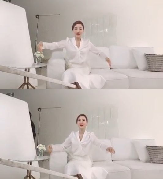 Actor Yoon Se-ah performed a lovely dance performance.On May 5, Yoon Se-ah posted a short video on his Instagram with an article entitled If You Want.In the open video, Yoon Se-ah seems to communicate with the staff before shooting.Yoon Se-ah spreads his arms and dances, and he spreads out his dancing dance as if he is embarrassed and laughs.Yoon Se-ah also added, I am afraid of thunder. I hope there is no rain hit. I will be safe.On the other hand, Yoon Se-ah is appearing on the TVN entertainment program Shishi Sekisui Mountain Village.Photo: Yoon Se-ah SNS