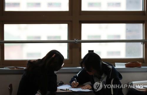 공부하는 학생들 [연합뉴스 자료사진]