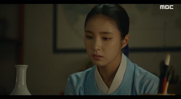 Shin Se-kyung, who watched Cha Eun-woos Wedding Bible process, did Lyric.In MBC drama Rookie Historian Goo Hae-ryung, which aired on the 5th, Rookie Historian Goo Hae-ryung and Lee Lim were portrayed in crisis due to the couples housemate.Lee asked Lim (Kim Yeo-jin) to stop the wedding, but the Wedding Bible preparation went ahead and Rookie Historian Goo Hae-ryung was in charge of Lees Wedding Bible record.Rookie Historian Goo Hae-ryung, who had a sad look on the words and actions of the candidates, drank alone that night in a mixed heart.Rookie Historian Goo Hae-ryung said to Lee Rim in the past, I honestly say it.You dont want me to marry another woman, and none of it is okay, he recalled, yes, its not okay.The heartbreaking love of the two stimulated the tears of viewers.Meanwhile, New Officer Rookie Historian Goo Hae-ryung is broadcast every Wednesday and Thursday at 8:55 pm.