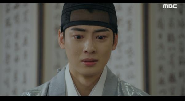Cha Eun-woo wept at Shin Se-kyungs cold demeanorIn MBC drama Rookie Historian Goo Hae-ryung, which aired on the 5th, Rookie Historian Goo Hae-ryung and Lee Lim (Cha Eun-woo) showed different positions on the wedding.On this day, Lee asked Lim (Kim Yeo-jin) to stop the wedding, but Lim, who is in the contrast, tried to persuade Lee.After that, Rookie Historian Goo Hae-ryung told Leeim, What if the Madamma received the request?And then you said, Do you mean to say, Make that GLOW my GLOW? Im telling you, Im sure.I dont want to be a couple, he said firmly.Irim replied, I do not care if I do not want it, I am with you.But Rookie Historian Goo Hae-ryung was cool; Rookie Historian Goo Hae-ryung told Irim, Its a fish name.Follow me.Irim left. When Irim returned to the meltstone, he finally showed tears. Irims sad love made him sad.Meanwhile, New Officer Rookie Historian Goo Hae-ryung is broadcast every Wednesday and Thursday at 8:55 pm.