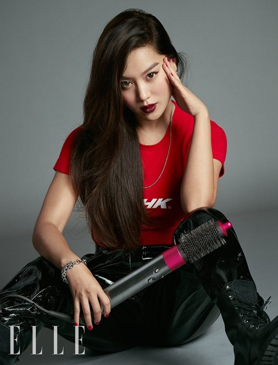 The two presented a different hairstyler picture through the September issue of Elle.The intense and fascinational charm of Purple and Kim Hee-jung in the picture stands out. It draws attention with a glamorous and edge style transformation.Dyson, Purple, and Kim Hee-jung are together in the September issue of Elle.