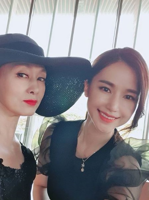 Elegant Gong Hyun-joo showed off Sidney Govou Chemie like Moon Hee Kyung and reality.Gong Hyun-joo posted a picture on his Instagram on the afternoon of the 5th, saying, Look at your mother.In the open photo, he is creating a cheerful atmosphere with Actor Moon Hee Kyung.The two are currently appearing on MBN and Dramax drama Elegant House.Moon Hee Kyung plays the role of MC group wife Ha Young Seo, and Gong Hyun-joo is playing the role of Ha Young Seos daughter-in-law Baek Soo Jin.