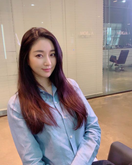 Kim Sa-rang showed off her colorful beautiful looks despite her modest outfit.Actor Kim Sa-rang posted an article and a photo on his Instagram on September 6th called Good night.Kim Sa-rang in the photo reveals a pure atmosphere with long hair and a gentle smile.Dressed in a shirt, Kim Sa-rang catches the eye with her striking beautiful looks, even though she hasnt made it glamorous.emigration site