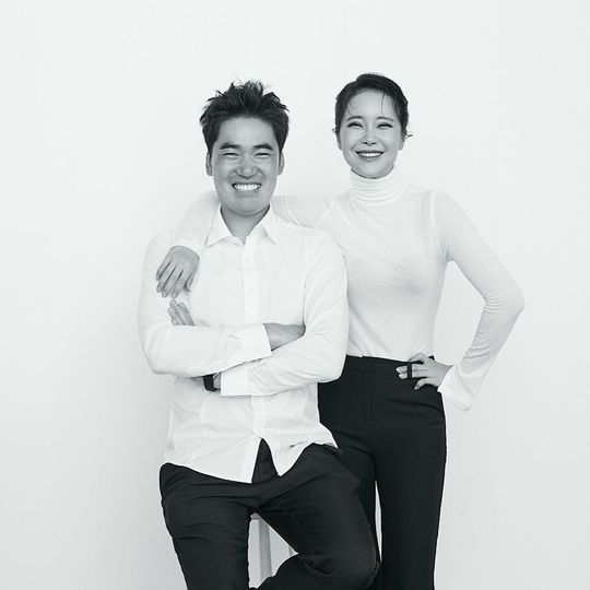 Baek Ji-young, 13-year-old manager, and Shoulder to Shoulder Lets do it well. Singer Baek Ji-young expressed his gratitude to the representative of his agency from Ziggy Manager in 13 years.Baek Ji-young posted a picture on the SNS on the afternoon of September 6 with the article Lets do well! Thank you!In the photo, Baek Ji-young is smiling brightly with his agency, Earth Entertainment Choi Dong-ryul and Shoulder to Shoulder.Tri-Entertainment is a new agency recently established by Choi Dong-yeol.Choi Dong-yeol has been active as a Baek Ji-young manager since 2006, when Baek Ji-young has been working on Do not Love activities.We will provide generous support for singer Baek Ji-young to show various activities such as music, broadcasting, and performances, and we will do our best to communicate and communicate with the public, said Tri-Entertainment. We will make sure that both companies and artists can grow healthy by recruiting Baek Ji-younghwang hye-jin