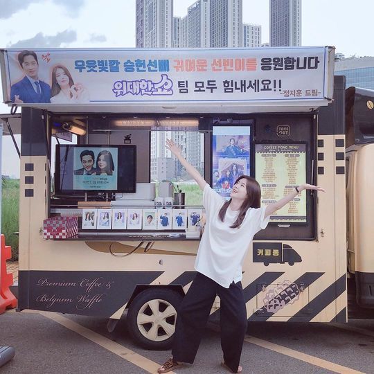 Actor Song Seung-heon and Lee Sun-bin thanked Coffee or Tea Gift sent by Rain.Actor Lee Sun-bin said on September 6th, Gift of Ji-hoon Orabang arrived! I am impressed .. Thank you.Its Rain Sue - Ha ~ Sue - Ha ~ and posted a picture.In the photo, there was a picture of Song Seung-heon and Lee Sun-bin standing side by side in front of Coffee or Tea.Song Seung-heon poses with a thumbs-up pose, and Lee Sun-bin exudes a cute charm with a calyx pose. Song Seung-heon and Lee Sun-bins warm visuals attract attention.delay stock