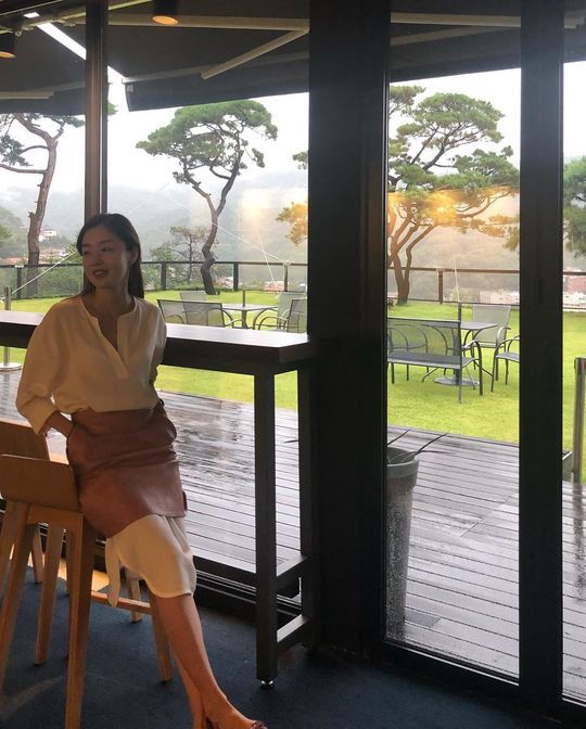 Han Sun-hwa delivered a pictorial routine.Singer and actor Han Sun-hwa shared three photos on September 5 with the phrase Bit Sound on his Instagram.In the photo, Han Sun-hwa is looking out with half-bundled hair, which he showed off her innocence with linen One Piece and apron.han jung-won