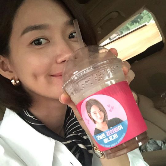 Shin Min-a is thrilled by the support shot from fansActor Shin Min-a posted several photos on his instagram on September 6 with an article entitled Minah Angels, Minah Gallery Thank you # Cezanne # Aide Season 2 for sending Coffee or Tea to Asan.Shin Min-a in the public photo certifies Coffee or Tea Cheering sent by fans at the drama shoot.Shin Min-a smiles with a drink sent by fans as Shin Min-as slick dimples catch the eye.Shin Min-a fans cheered Shin Min-a with the words Aide Season 2 is big, and the coffee or Tea sent by them included Cheering phrases such as I will always Cheering and Today is a lecturer.bak-beauty