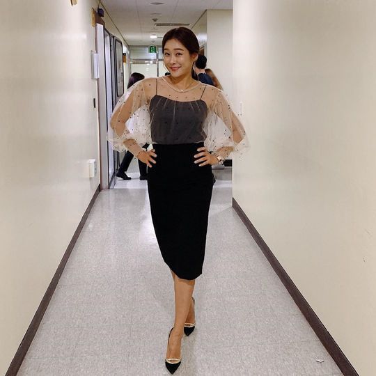 Hyun Young showed off her unwavering figureBroadcaster Hyun Young posted several photos on his Instagram on September 6 with an article entitled # Shooting #Working Mom # Daily Look # Daily My Love Family and Birthday Party ~ Start as soon as shooting is over ~ Im so bright.In the open photo, Hyun Young is wearing a black dress with a cola bottle body in the hallway of the station waiting room.The Model Force of the Hyun Young, which seems to be walking on the runway, focuses attention.bak-beauty