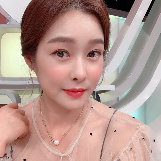 Hyun Young showed off her unwavering figureBroadcaster Hyun Young posted several photos on his Instagram on September 6 with an article entitled # Shooting #Working Mom # Daily Look # Daily My Love Family and Birthday Party ~ Start as soon as shooting is over ~ Im so bright.In the open photo, Hyun Young is wearing a black dress with a cola bottle body in the hallway of the station waiting room.The Model Force of the Hyun Young, which seems to be walking on the runway, focuses attention.bak-beauty