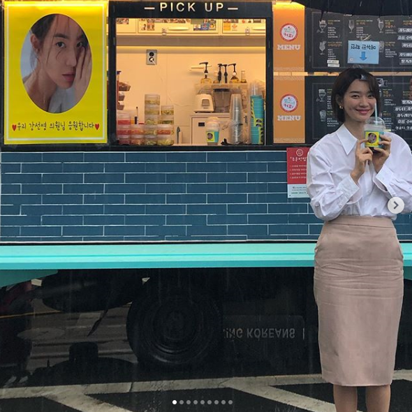 , Aide2 Coffee or Tea Gift in response...Hot dog on rainy day.Actor Shin Min-a responded to Aide2 Coffee or Tea Gift.Shin Min-a posted several photos on his instagram on the 5th, saying, Hot dog. coffee on rainy days.It seems that acquaintances such as stylists have sent a cheering car Coffee or Tea for Shin Min-a, who is in the midst of shooting Aide2 recently.Shin Min-a in the public photo said, We support our Kang Sun-young, I love you, Kang Sun-young. I support you!Aide and posed in front of placard-clad Coffee or Tea: white shirts, beige skirts and a single-haired hair.The still lovely beauty and perfect body catch the eye.Shin Min-a appeared as a proportional representative first-time lawmaker and party spokesman Kang Sun-young in the JTBC gilt drama Aide season 1, which ended in July.We are currently filming Season 2 of Aide.Meanwhile, Shin Min-a and Kim Woo-bin are longevity couples who have been in love for four years since they acknowledged their devotion in 2015.Kim Woo-bin was diagnosed with non-psoriasis in 2017 and has been out of action; even during treatment, the two are showing each others strength and unwavering love.Photo Shin Min-a SNS