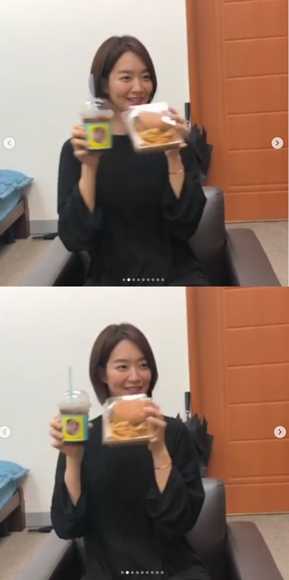 , Aide2 Coffee or Tea Gift in response...Hot dog on rainy day.Actor Shin Min-a responded to Aide2 Coffee or Tea Gift.Shin Min-a posted several photos on his instagram on the 5th, saying, Hot dog. coffee on rainy days.It seems that acquaintances such as stylists have sent a cheering car Coffee or Tea for Shin Min-a, who is in the midst of shooting Aide2 recently.Shin Min-a in the public photo said, We support our Kang Sun-young, I love you, Kang Sun-young. I support you!Aide and posed in front of placard-clad Coffee or Tea: white shirts, beige skirts and a single-haired hair.The still lovely beauty and perfect body catch the eye.Shin Min-a appeared as a proportional representative first-time lawmaker and party spokesman Kang Sun-young in the JTBC gilt drama Aide season 1, which ended in July.We are currently filming Season 2 of Aide.Meanwhile, Shin Min-a and Kim Woo-bin are longevity couples who have been in love for four years since they acknowledged their devotion in 2015.Kim Woo-bin was diagnosed with non-psoriasis in 2017 and has been out of action; even during treatment, the two are showing each others strength and unwavering love.Photo Shin Min-a SNS