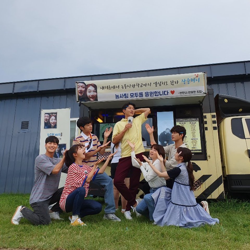 Group Apink Yoon Bomi has certified a snack car.On the 6th, Yoon Bomi posted three photos on his instagram with # Mansu # Junhyun brother # Panda snack car # Farmer Korea Army Academy at Youngcheon2 # Too well.In the photo, Yoon Bomi is kneeling with other actors in front of the Chapter-level implementation posing in front of Coffee or Tea.Yoon Bomi points to the Chapter-level implementation by hand.The ensuing photo shows Yoon Bomi and Tumblr certifying his Coffee or Tea sent by fans.SBS drama Korean Army Academy at Youngcheon starring Yoon Bomi was aired on April 6, and is being filmed in Season 2.Photo = Yoon Bomi Instagram